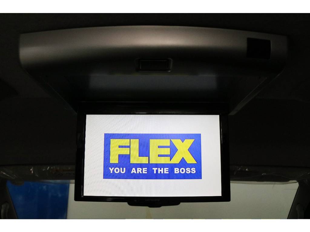 フリップダウンモニターも完備しておりますので、後席の方も退屈せずにお好みの映像をお楽しみいただけます！