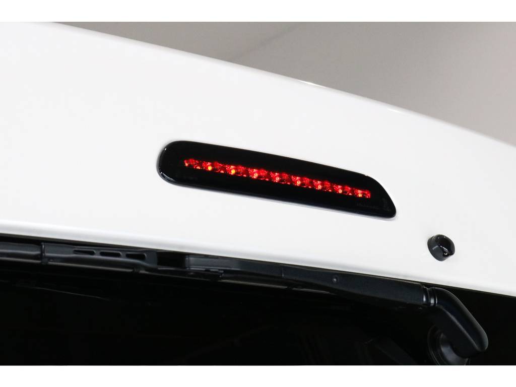 テールに併せてハイマウントストップランプもスモークタイプのLEDに変更してます♪