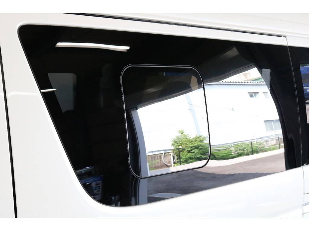 純正小窓付きガラス！車中泊時に換気できますね♪