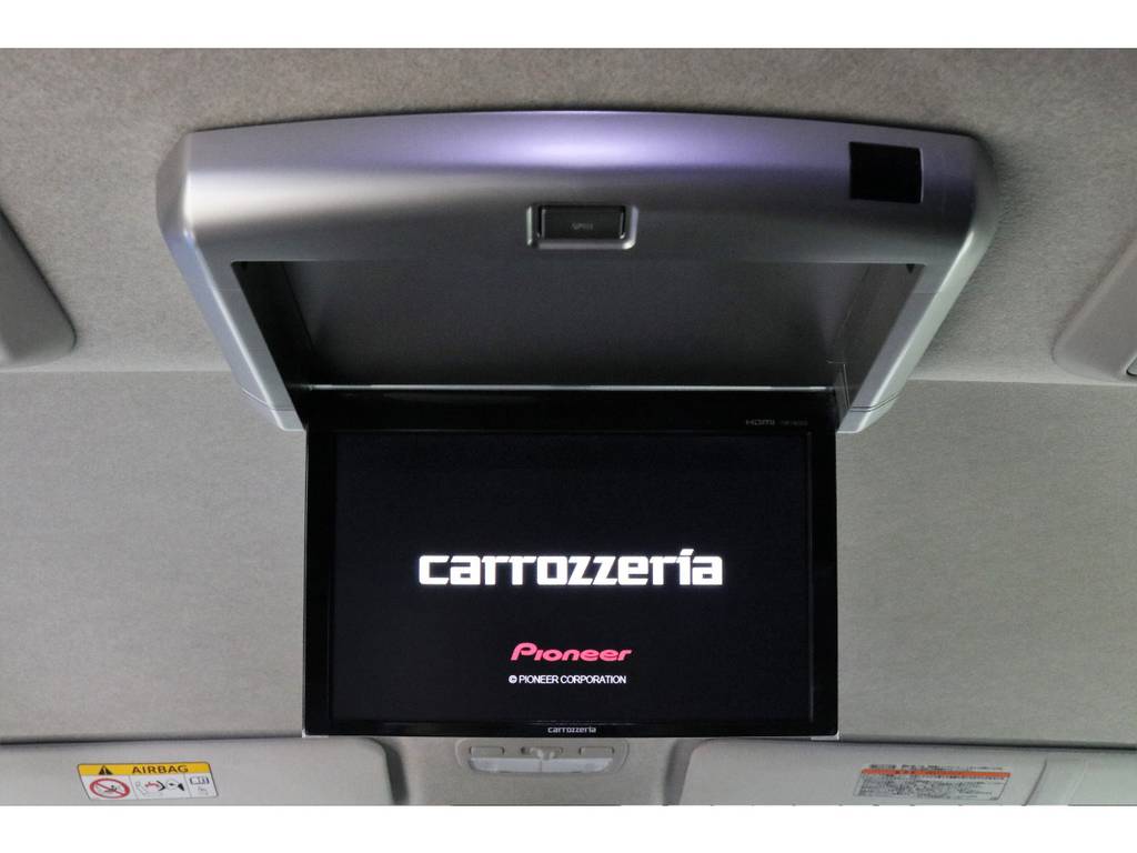 フリップダウンモニターも完備しておりますので、後席の方も退屈せずにお好みの映像をお楽しみいただけます！