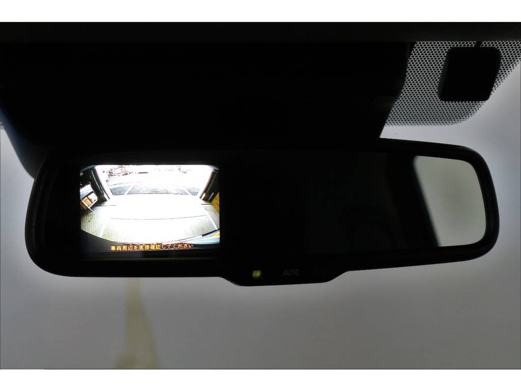 メーカーオプションのバックモニター内蔵自動防眩ミラー搭載！