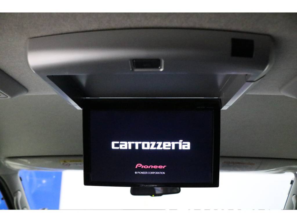 フリップダウンモニターも完備しておりますので、後席の方も退屈せずにお好みの映像をお楽しみいただけます！