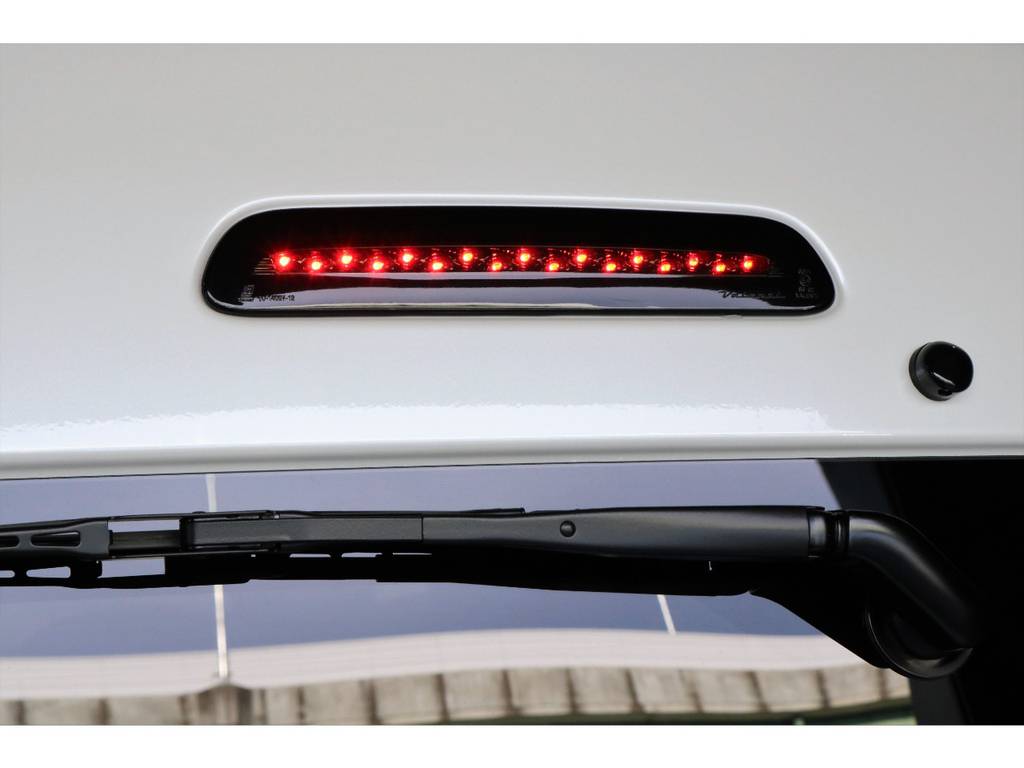 テールに併せてヴァレンティ製ＬＥＤハイマウントストップランプを新品で装着して統一感を演出しております！