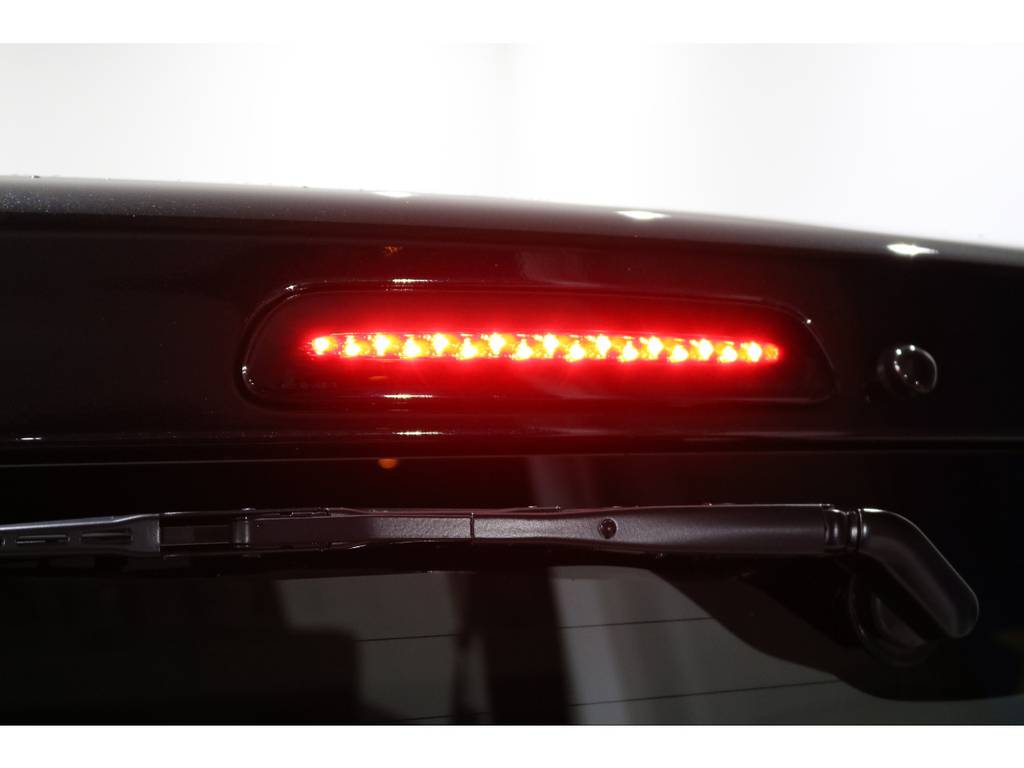 テールに併せてハイマウントストップランプもスモークタイプのLEDに変更してます♪