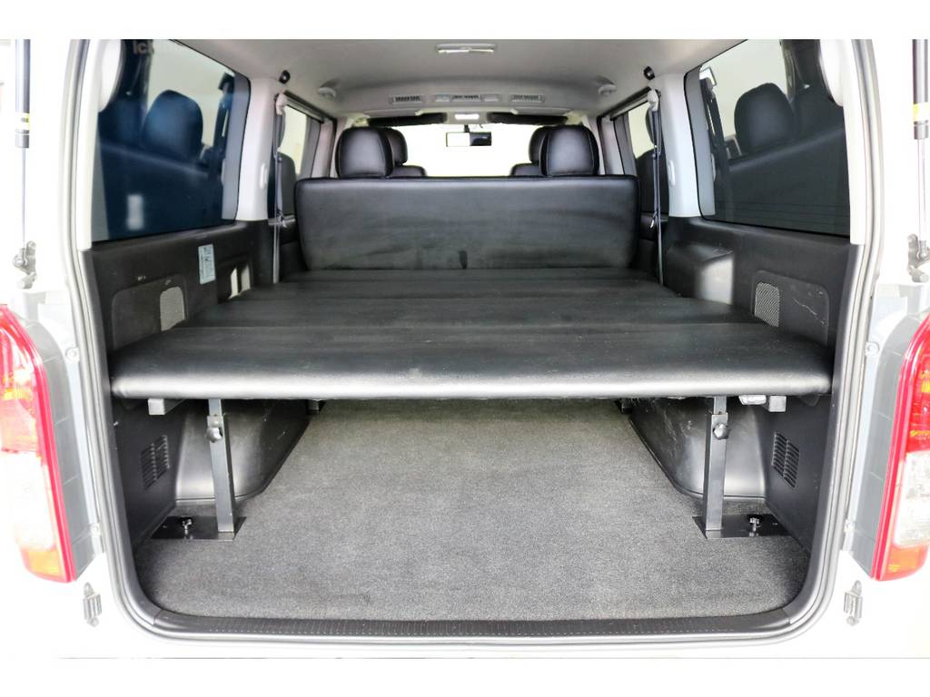 ベットキットも装着済みなのでちょっとした車中泊や荷物を２段にしたい時にもってこいです!!!!