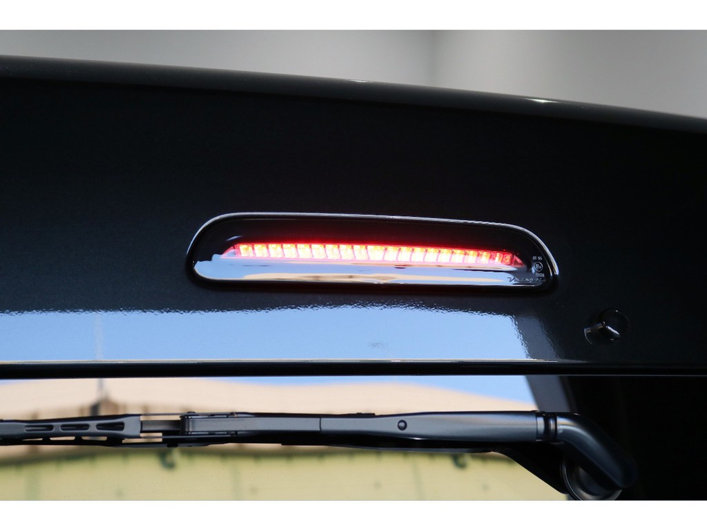 テールに併せてヴァレンティ製ＬＥＤハイマウントストップランプを新品で装着して統一感を演出しております！