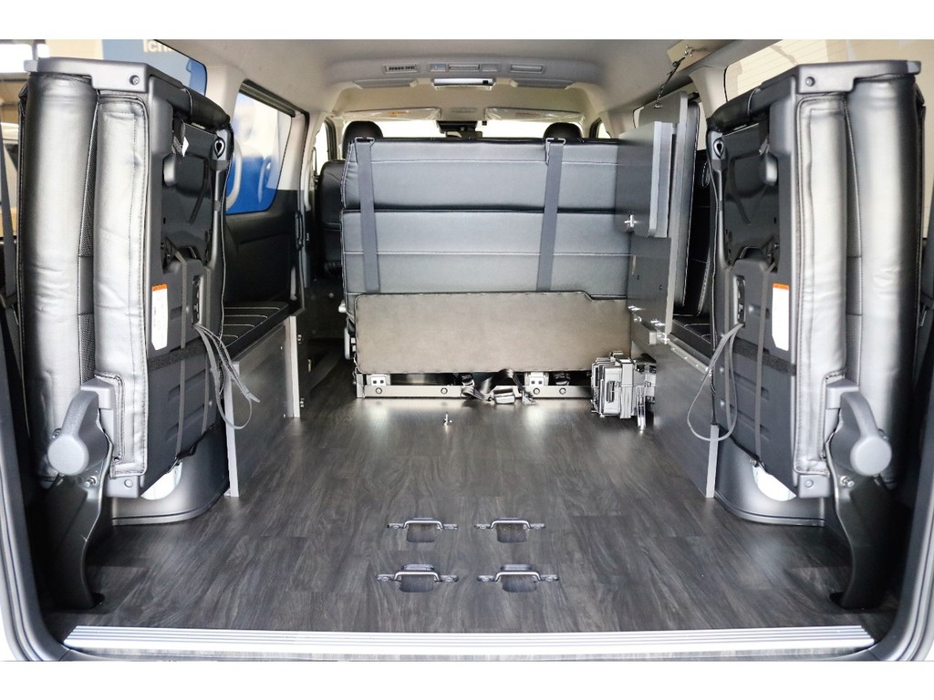 今まではBOXがついていた3列目も跳ね上げることが出来るようになり、バンのような荷室が確保できます!