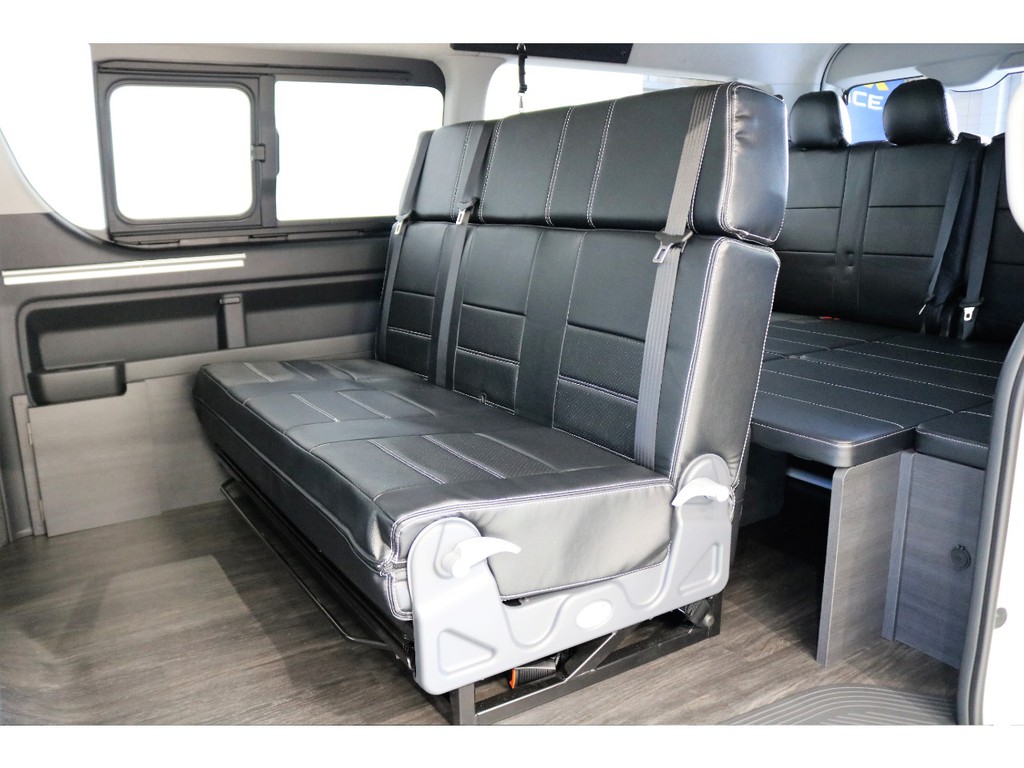 オリジナル内装架装「FASP2」!!!!3人掛けベンチチートは前後左右にスライドします