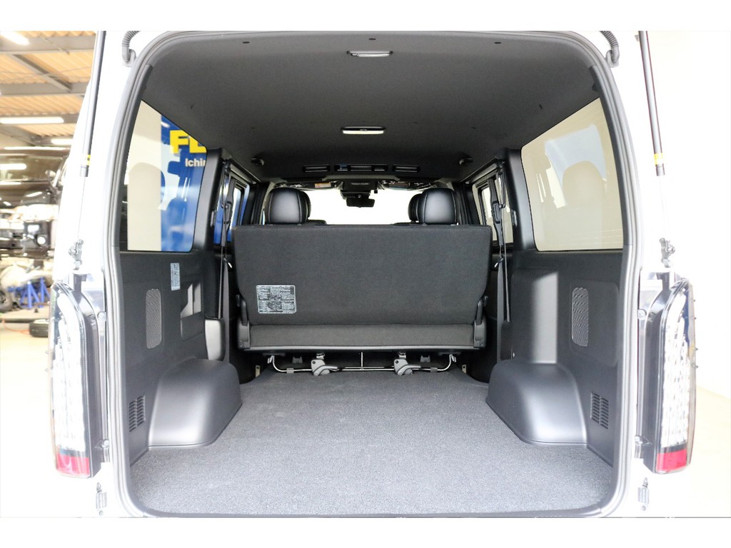 ハイエースの魅力でもある大きな荷室も楽々積めちゃいます
