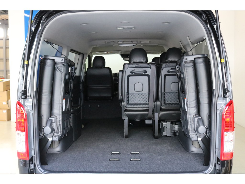 ４列目シートを跳ね上げれば大きなお荷物も楽々入ります