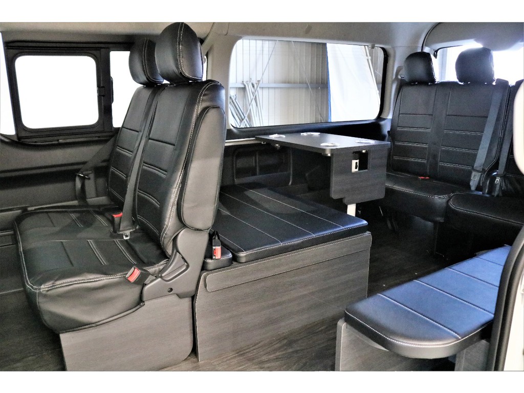二列目は純正シートを使用していますので、後部座席へのアクセスがスムーズです