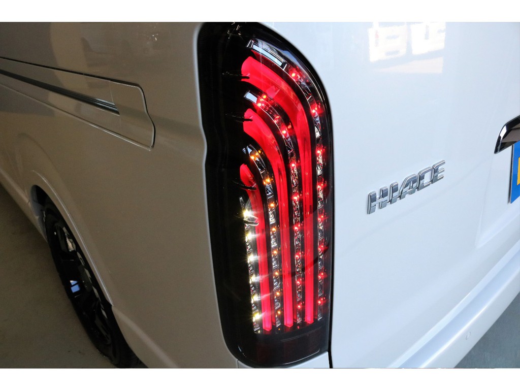 オリジナル煌きレッドLEDテールランプを装着