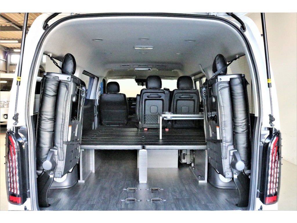 四列目を跳ね上げればハイエースならではの大容量荷室が確保できます!