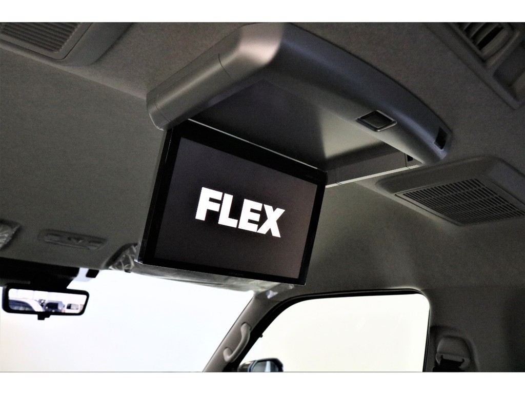 フリップダウンモニターも完備しておりますので、後席の方も退屈せずにお好みの映像をお楽しみいただけます！