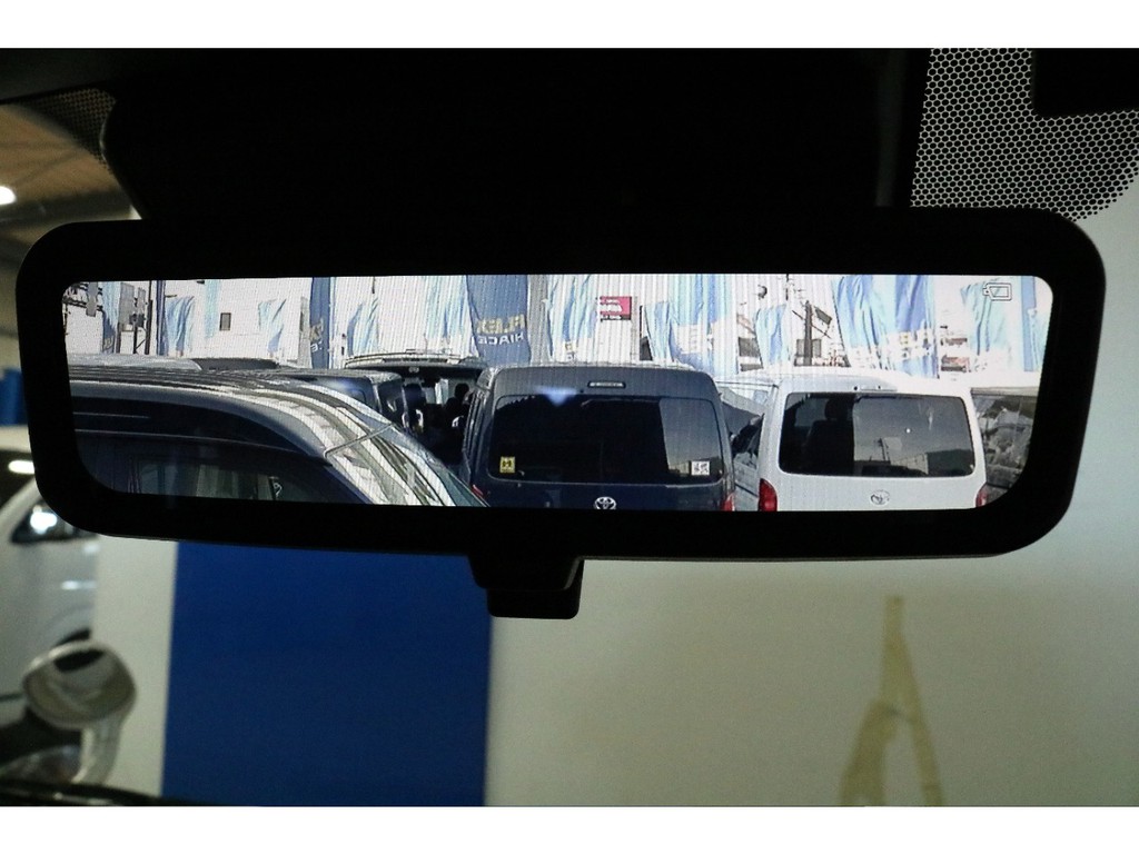デジタルインナーミラーはハイエースの後方視認性の悪さを補う最適なメーカーオプションです