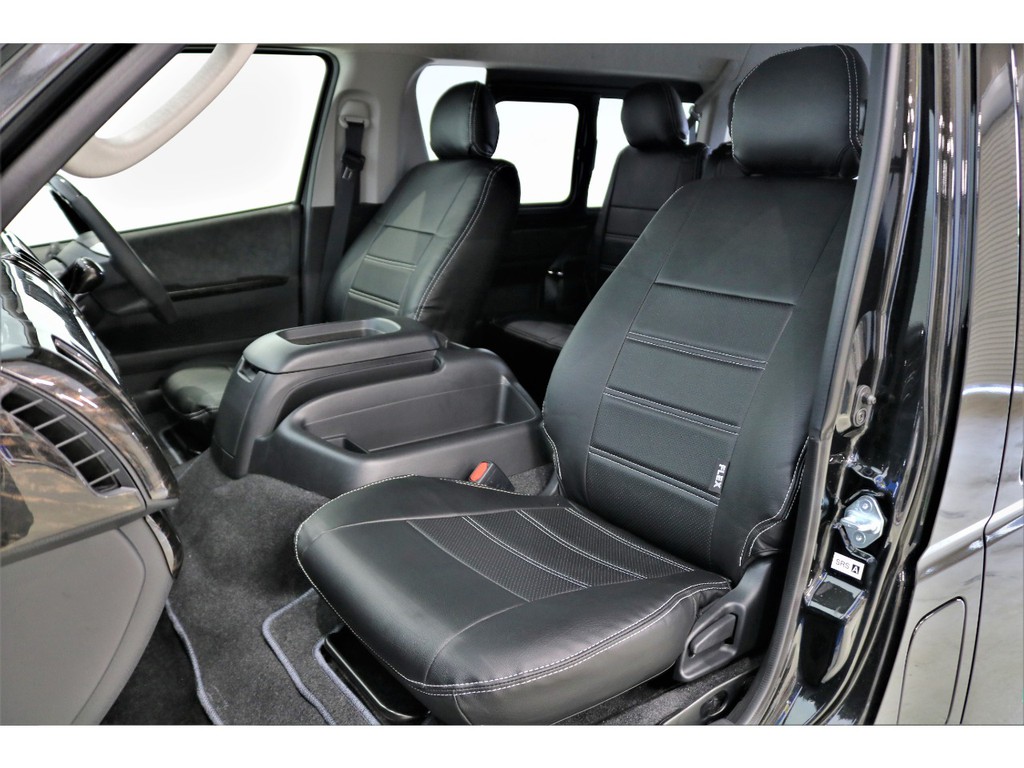 全席オリジナルブラックシートカバーを装着