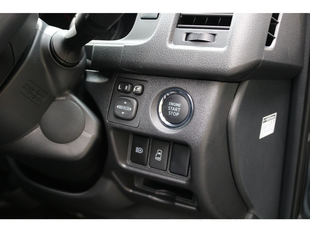 メーカーオプションのプッシュスタート・パワースライドドア付き