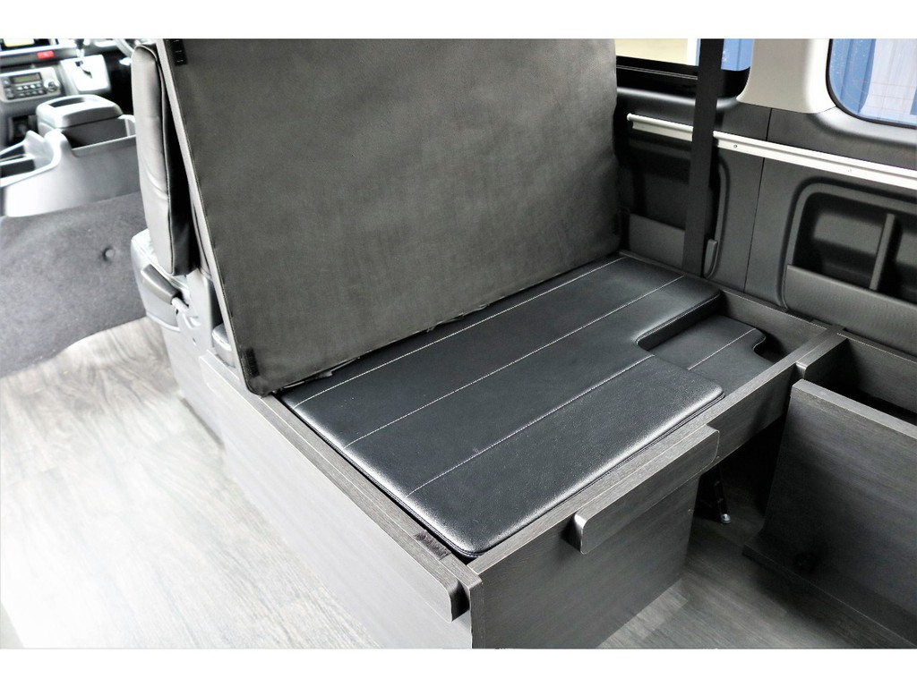 ベットは座席下に全て収納可能です