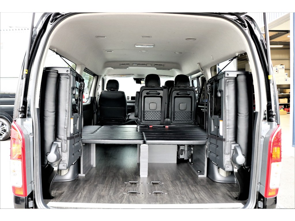 四列目を跳ね上げればハイエースならではの大容量荷室が確保できます!