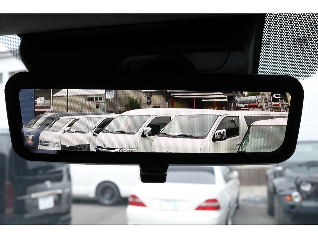 デジタルインナーミラーはハイエースの後方視認性の悪さを補う最適なメーカーオプションです