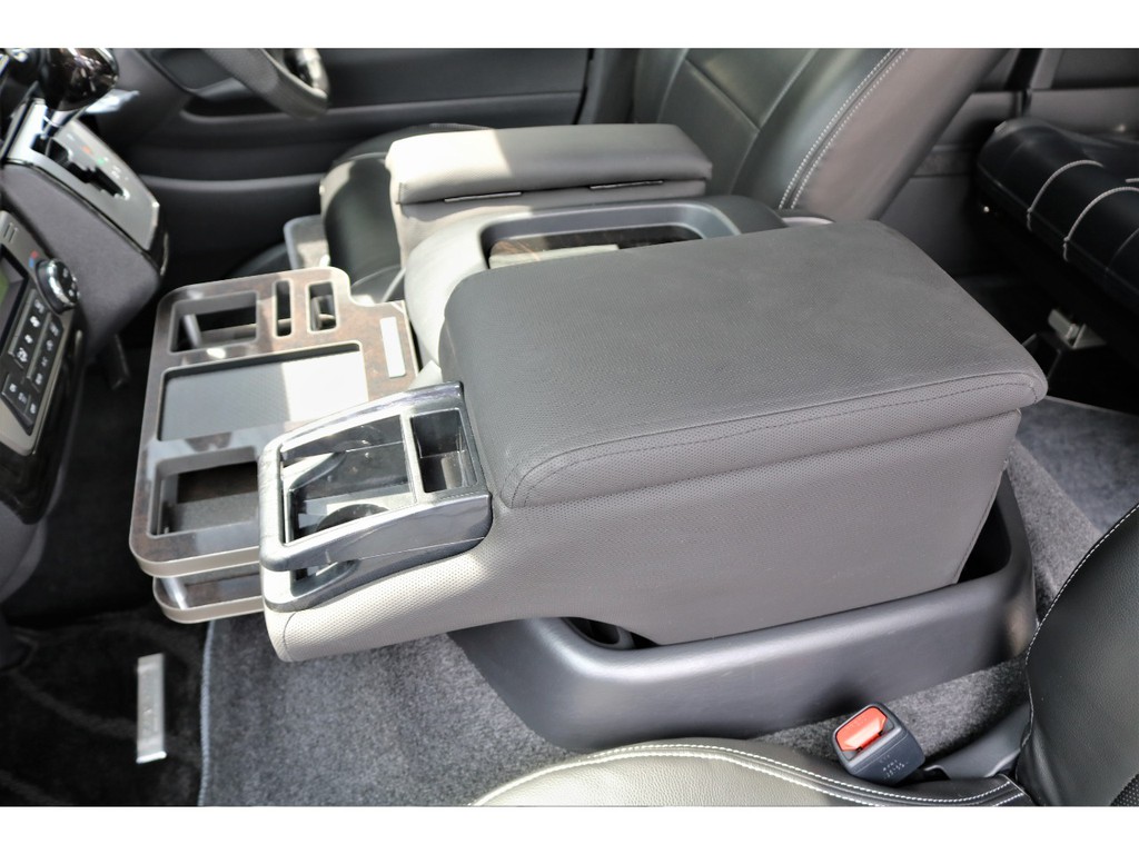 センターコンソールには運転席・助手席とも小物入れ付きアームレスト＆UIビークル製ドリンクホルダーがついています!!!!