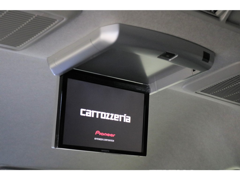 カロッツェリア製10.2インチフリップダウンモニターもついていますので後席の方も退屈致しません!!!!