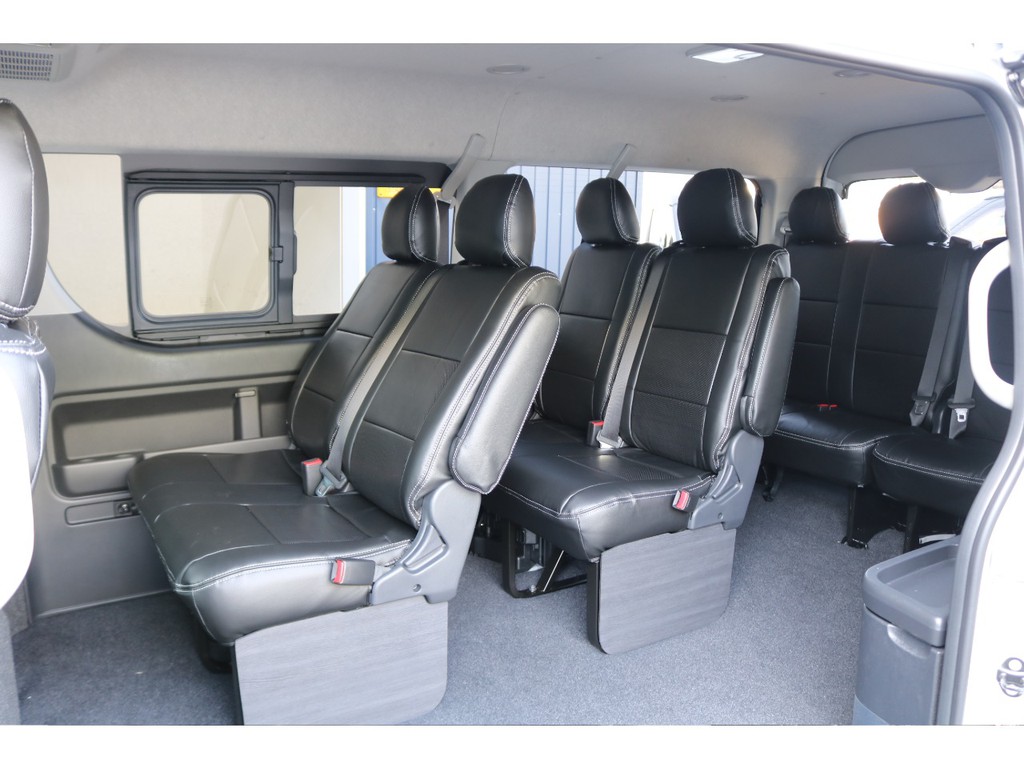 シートにはフィッティングの良いＦＬＥＸオリジナルブラックレザー調シートカバーを新品で装着して高級感を演出しています。