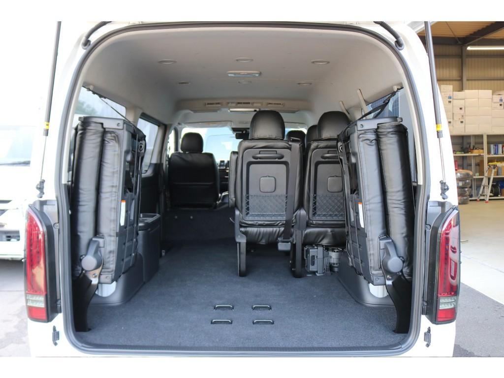 ４列目シートは左右に跳ね上げ収納出来るので、大きな荷物もドンドン積めますよ♪