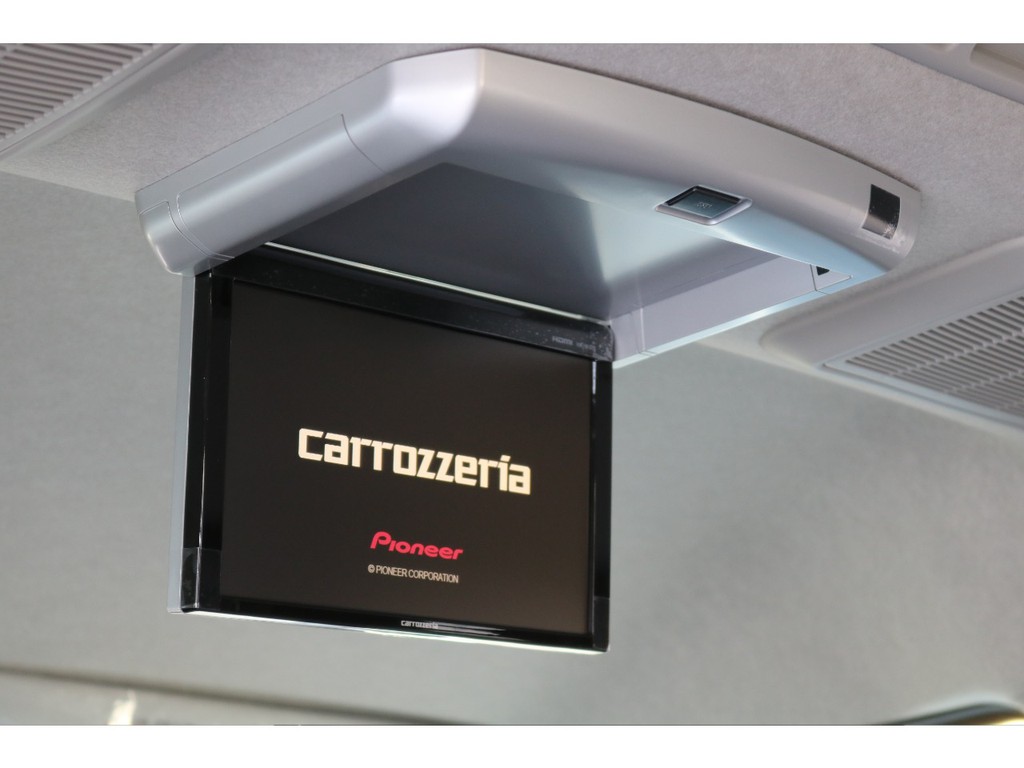 カロッツェリア製フリップダウンモニターも装着済みなので後席の方も退屈致しません!!!!!