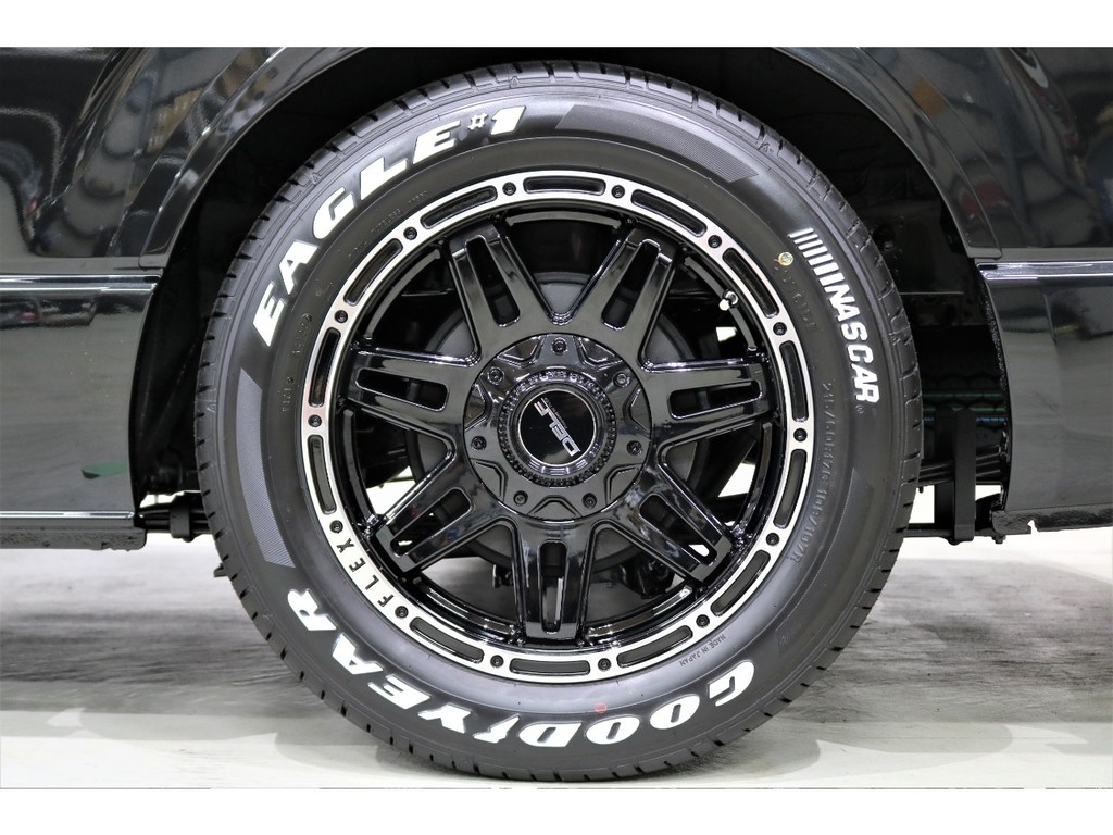 アルミにはオリジナル「Delf04」17インチアルミホイールを装着しております!!!!リムの部分に「FLEX」の刻印が刻み込まれています!!!!