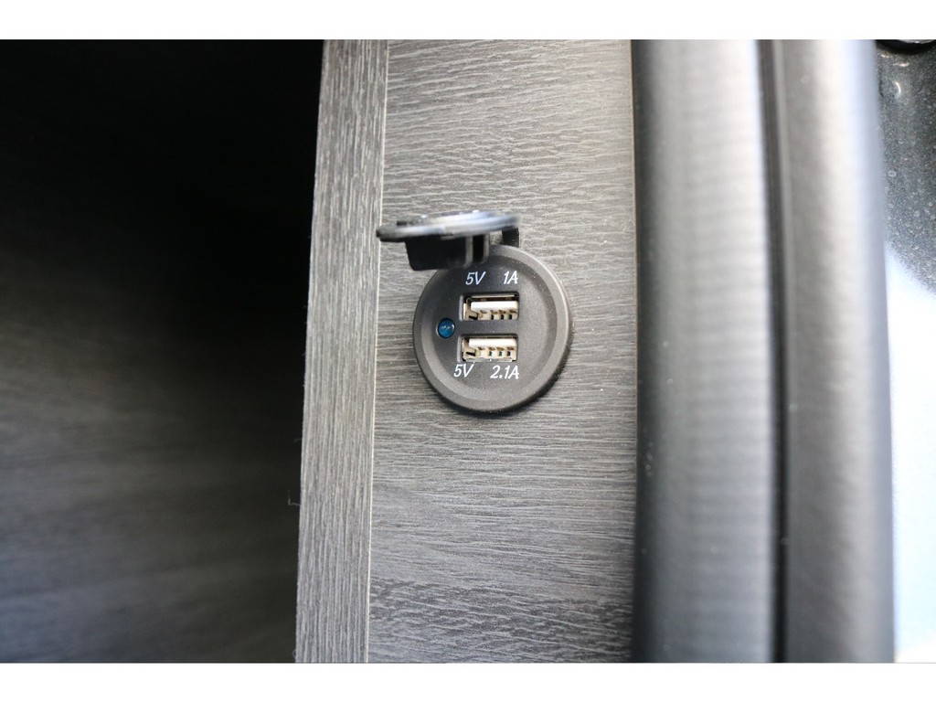 スライドドア横にはUSB充電ポートが2口あります！