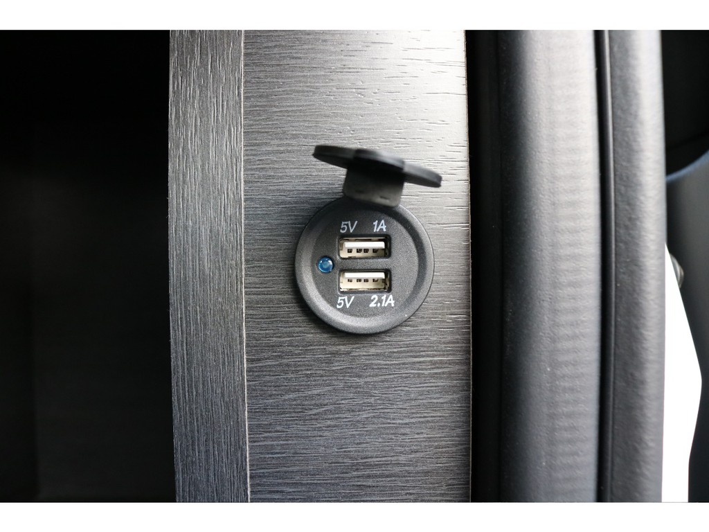 スライドドア横にはUSB充電ポートが2口あります！