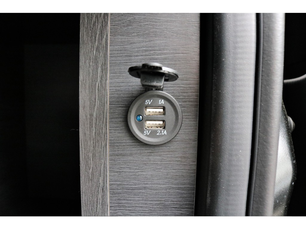 スライドドア横のインテリアにはUSBポートが2口も付いております！