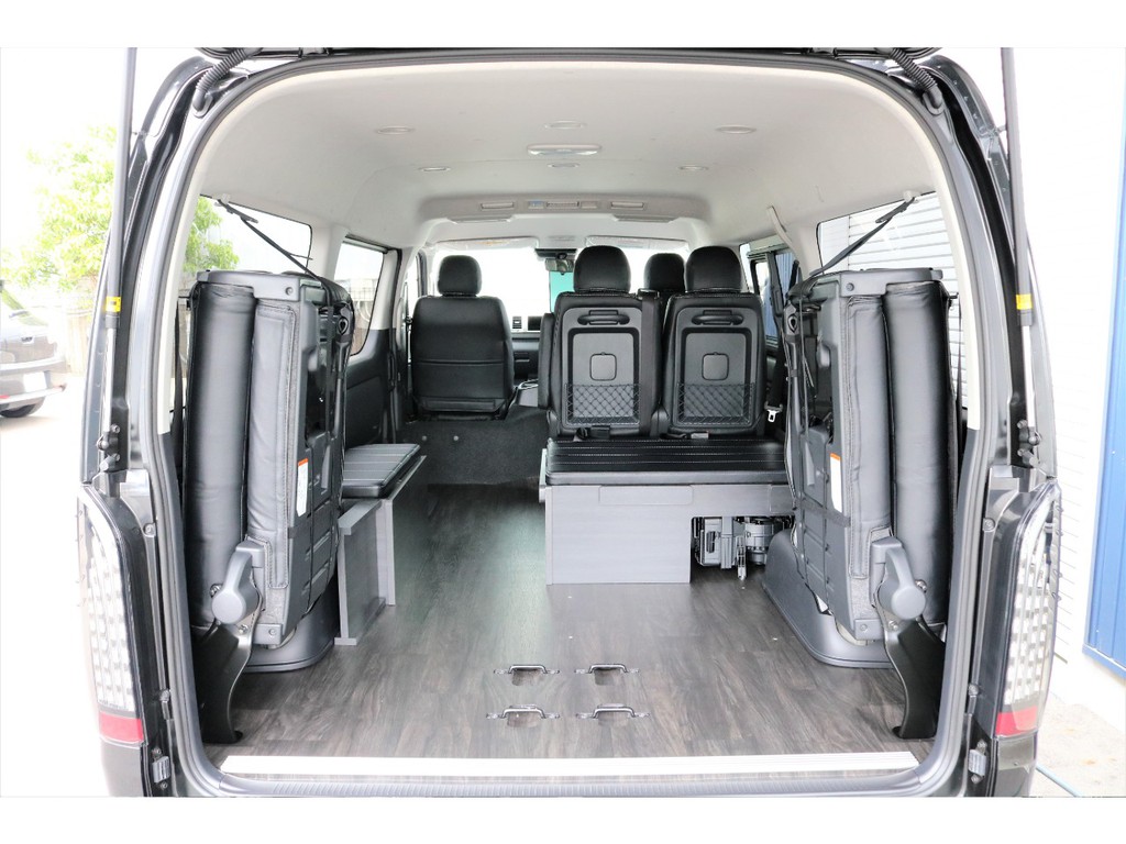 ベットマット・テーブルを収納し4列目を跳ね上げれは、ハイエースの神髄！大きなラゲッジスペースをかっくほすることも可能です！