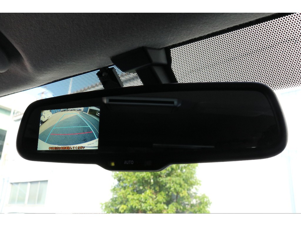 ミラー内蔵型のバックカメラも付属されておりますので運転もご安心ください♪