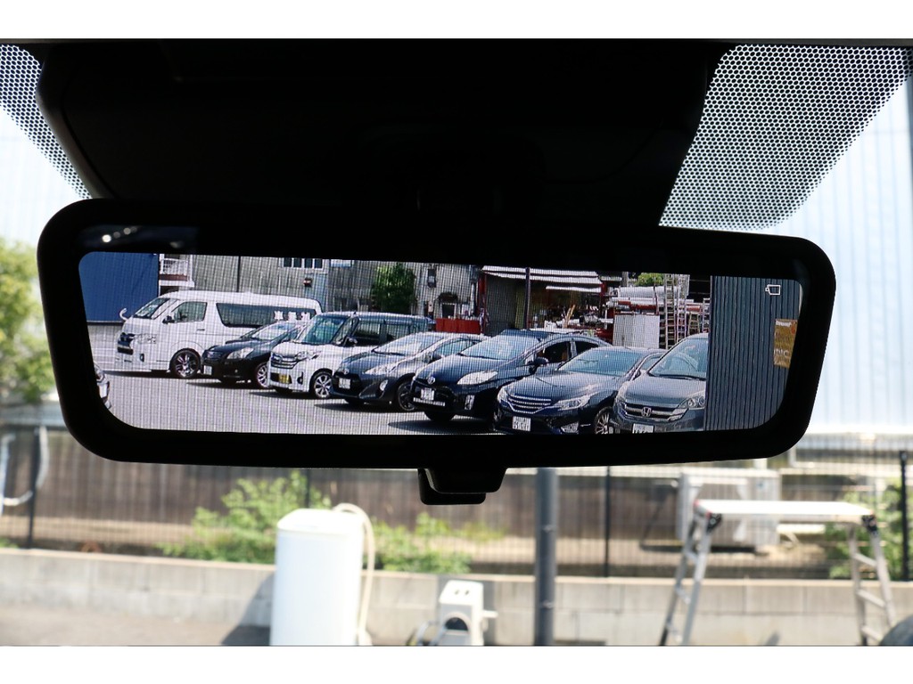 メーカーオプションのデジタルインナーミラー付き