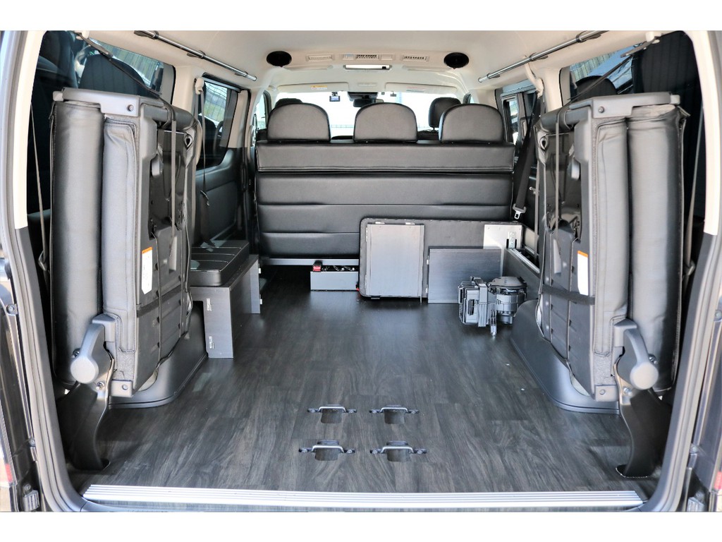 Ver.2はベットマットテーブルを外すとバンのような大容量荷室を作ることが出来ます！また専用の重歩行床張りを施工してありますので耐水性が有り水拭きや掃き掃除が出来ます！