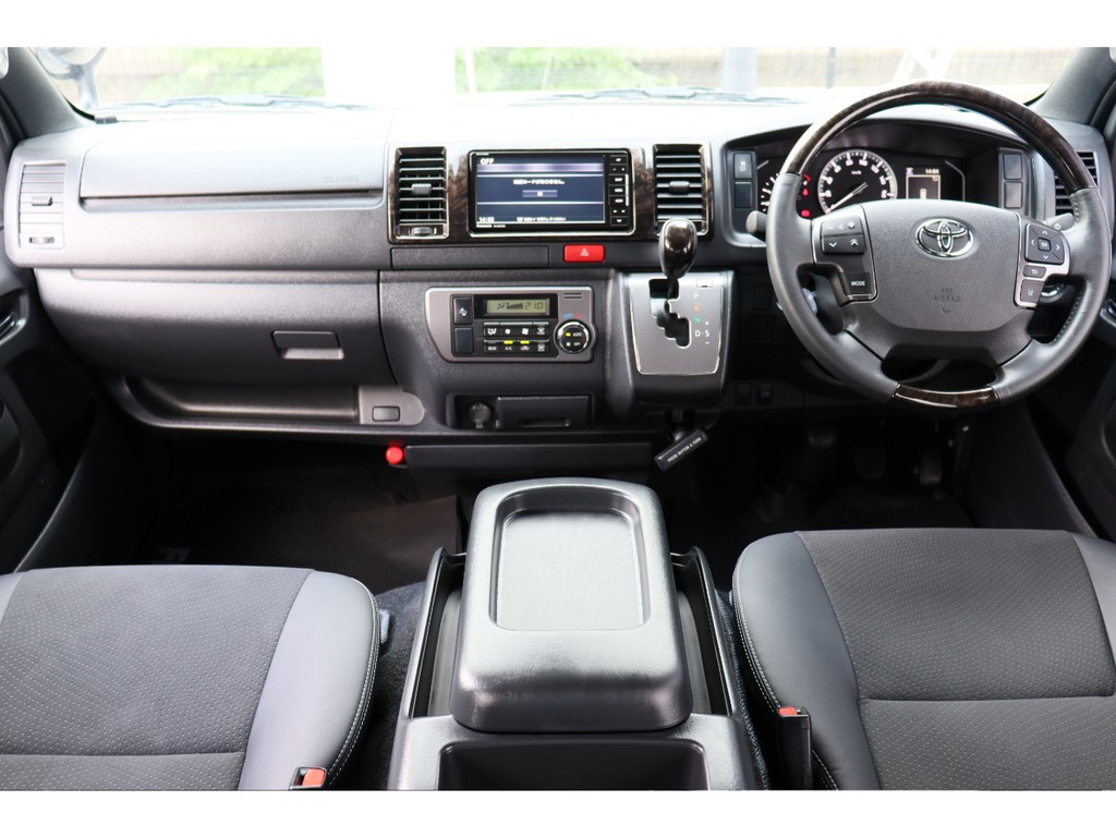 特別仕様車となりますので高級感ある内装となります
