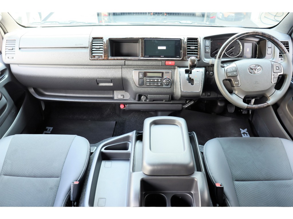 上質なインパネ周り！もう商用車とは言わせません！