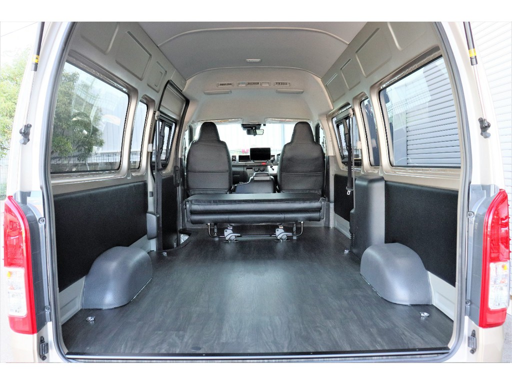 セカンドシートを倒せば更に荷室を確保できます