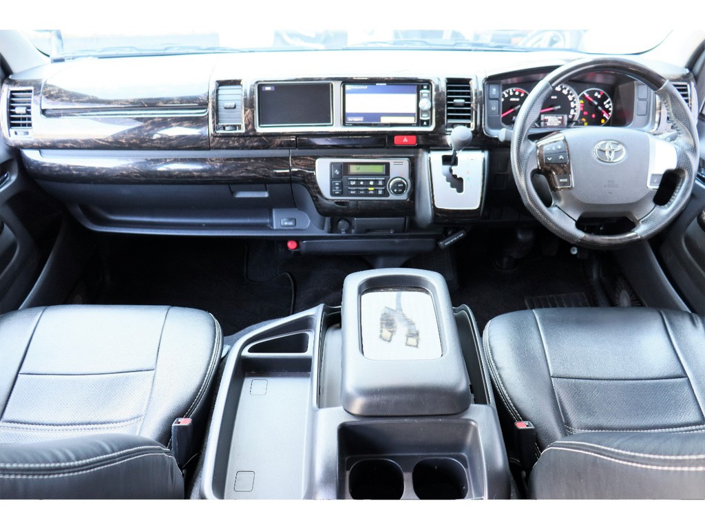 黒木目調パネルSet付で高級感を演出