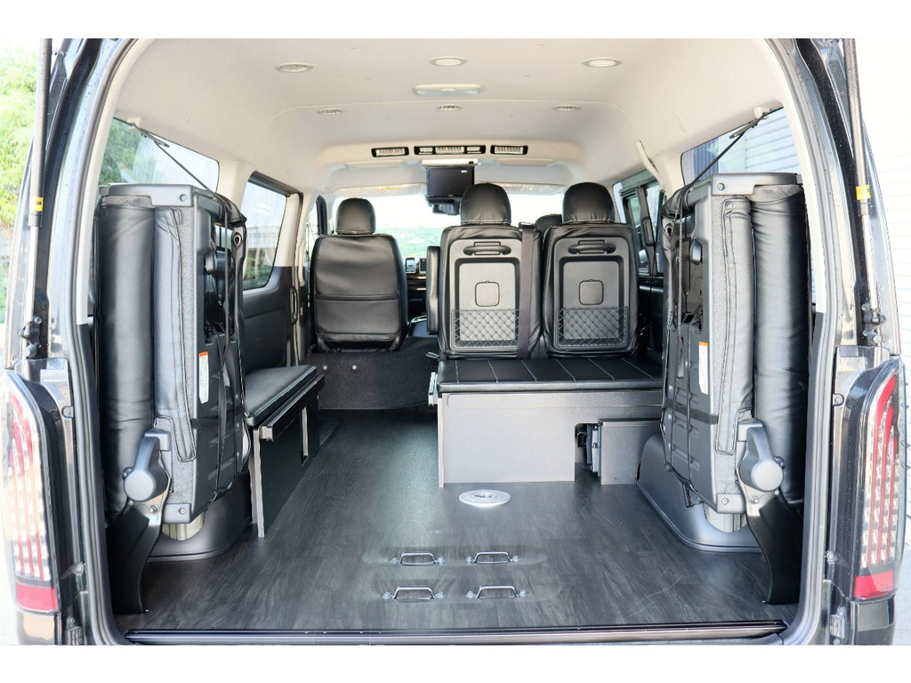 ベットマットは収納可能で大きな荷室も確保