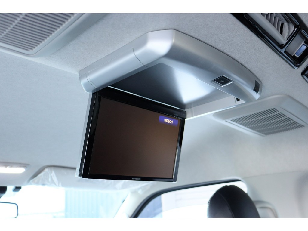 カロッツェリア製リアフリップダウンモニター付き