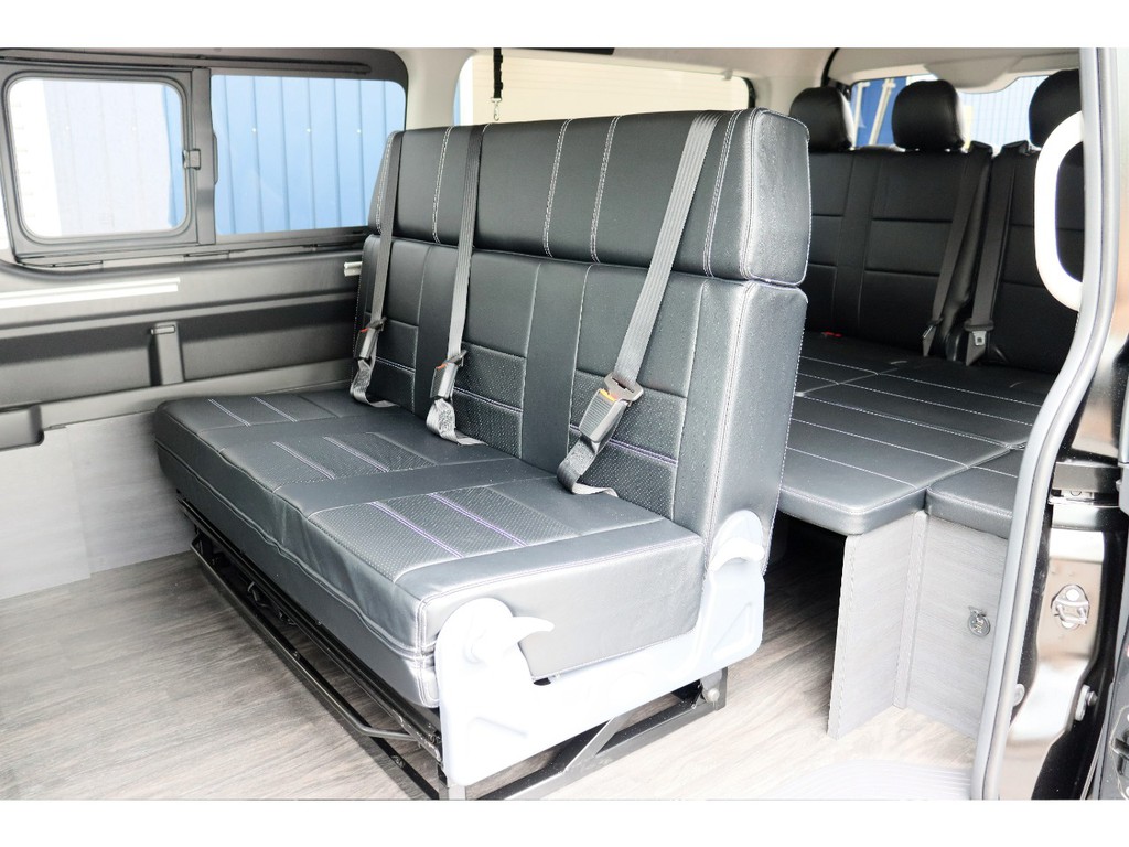 オリジナル内装架装「FASP2」3人掛けベンチチートは前後左右にスライドします