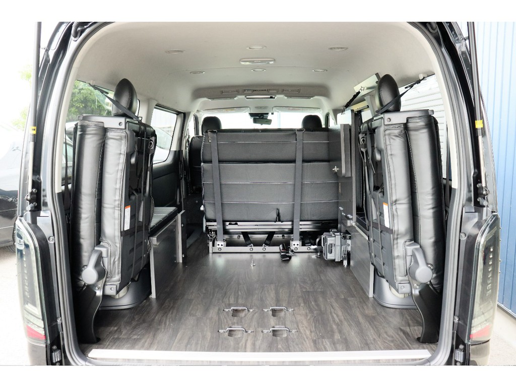 今まではBOXがついていた3列目も跳ね上げることが出来るようになり、バンのような荷室が確保できます!
