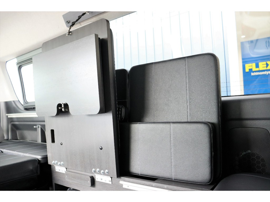 ベットマットやテーブルは全て収納可能な内装架装です