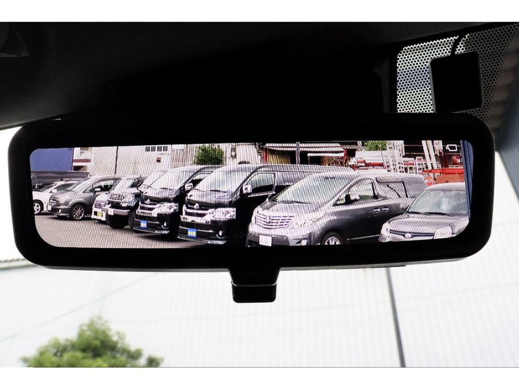 メーカーオプションのデジタルインナーミラー付き