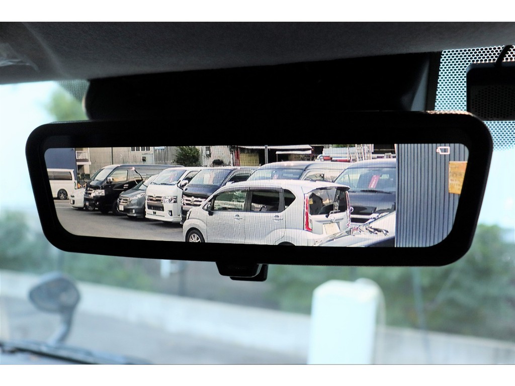 メーカーオプションのデジタルインナーミラー付き