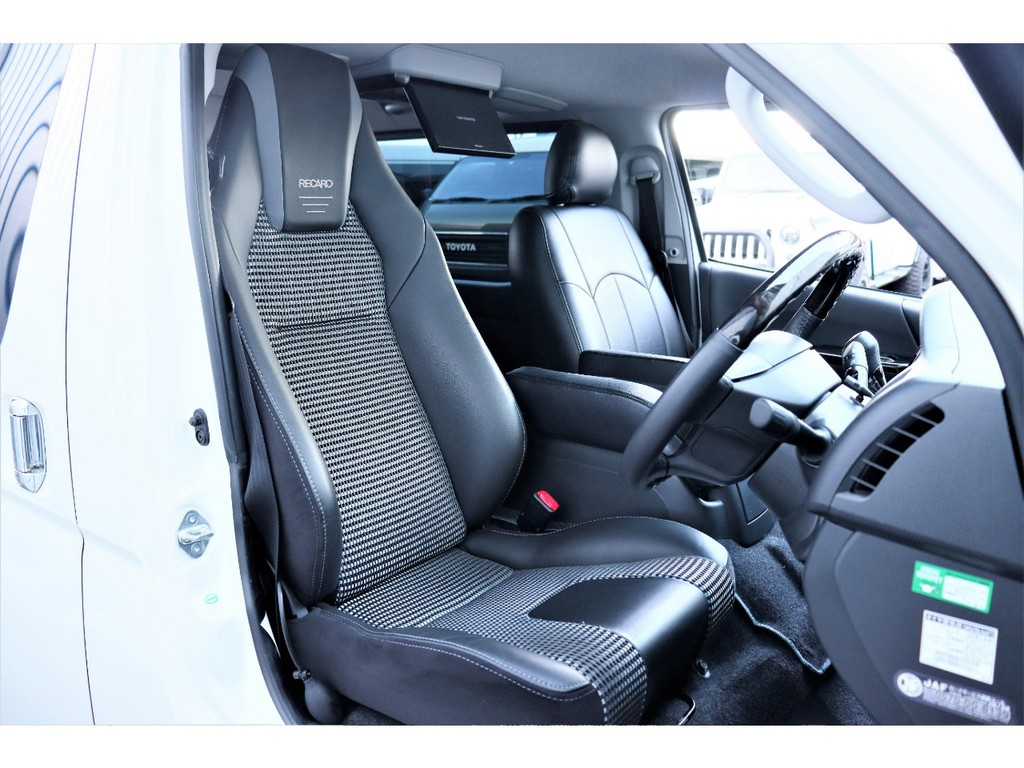 運転席RECAROシートはシートヒーター付きです