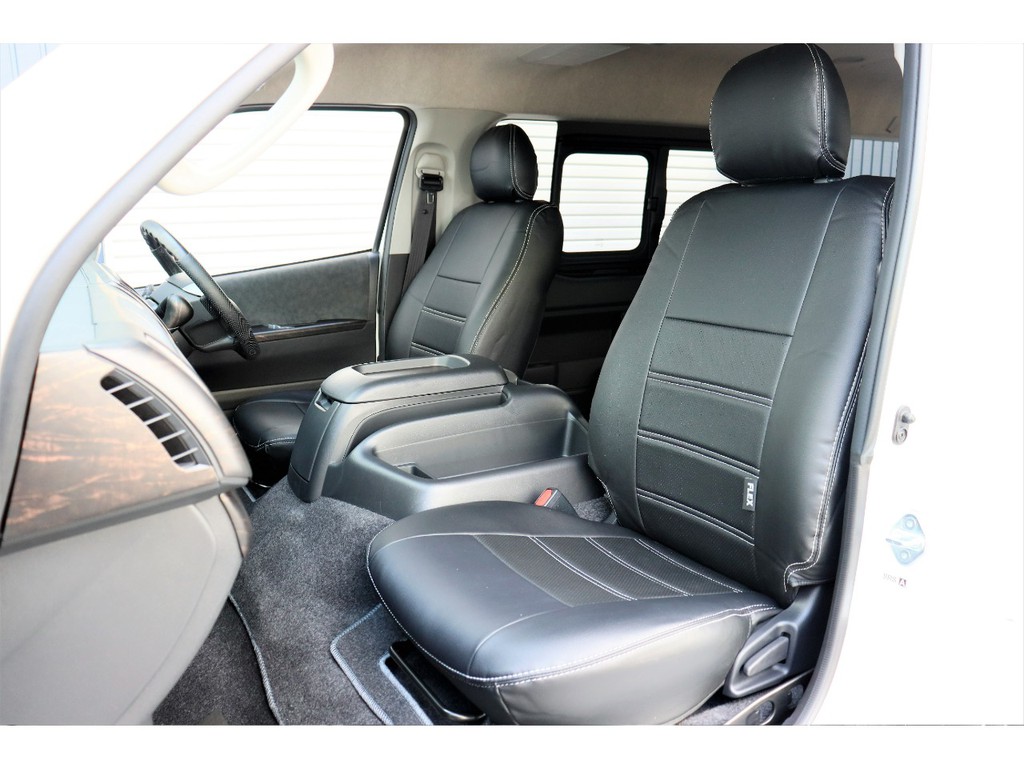 全席ブラックシートカバーを装着